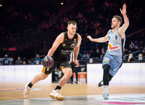 默契配合使 默契配合使